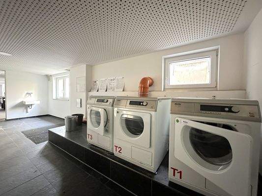 Waschküche mit Trocknern
