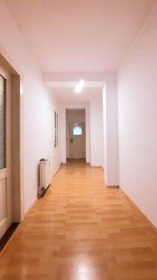 Heller Flur mit Holzboden