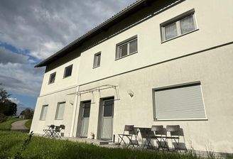 Außenansicht mit Eingang