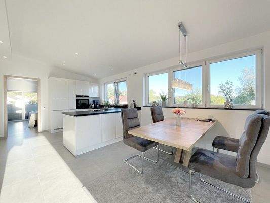 Essbereich und offene Küche im OG