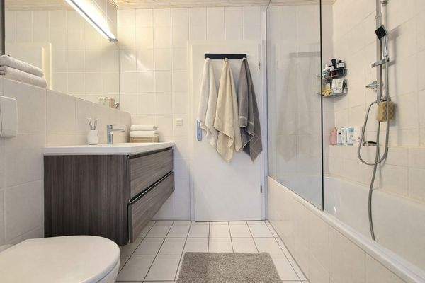 Badezimmer mit Duschwanne