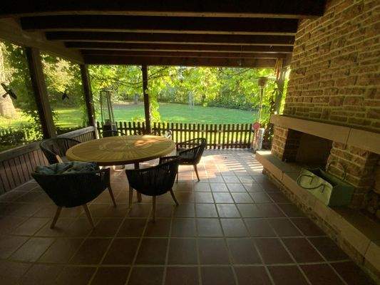 Überdachte Terrasse mit Außengrill