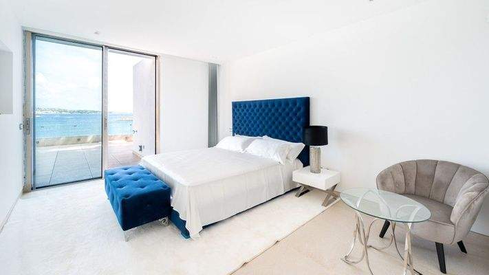 Villa in erster Meereslinie zum Verkauf in Cala Vinyes, Mallorca