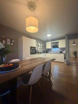 Moderne Küche mit Esstisch