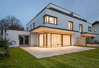 Fassade_oeffnet_sich_weit_in_den _Garten