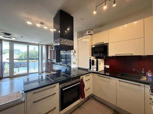 Living mit Designerküche und Geräte von Siemens