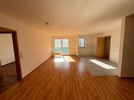 Wohnzimmer mit offener Küche