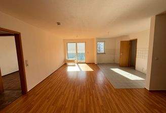 Wohnzimmer mit offener Küche