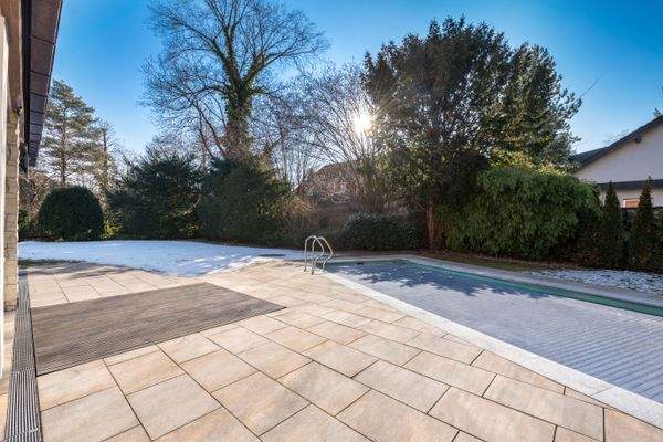 Pool mit Solarabdeckung