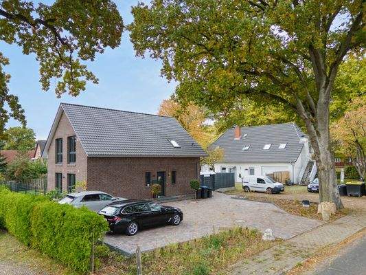 Frontansicht mit Stellplätzen vorm Haus