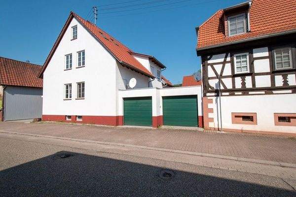 Hausansicht mit Garage