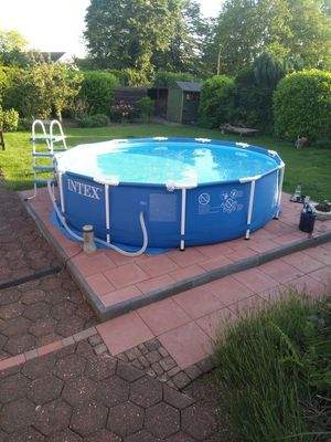 Aufstellpool im Garten