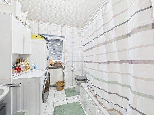 Badezimmer mit Duschwanne Whg OG