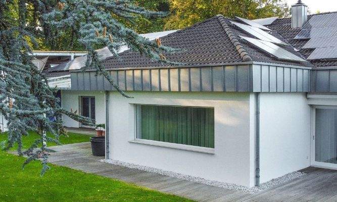 Villa mit Terrassen von der Gartenseite