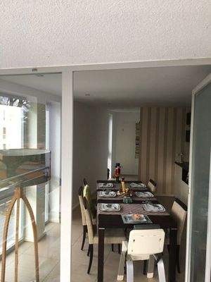 Blick vom Balkon in den Essbereich mit offener Küche