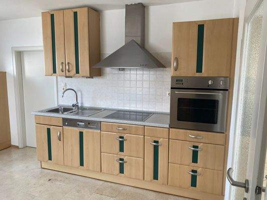 Küche mit Einbauküche.jpg