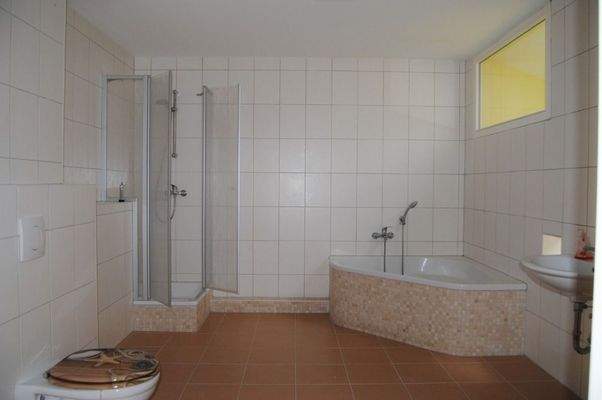 Schlicht-modernes Badezimmer