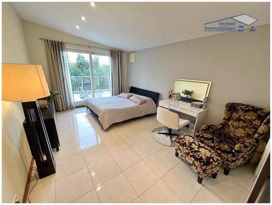 Großes Schlafzimmer mit Ankleideraum