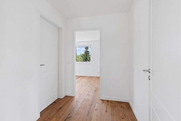 Flur mit Blick zum Gäste- oder Arbeitszimmer