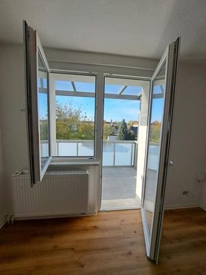 Wohnzimmer mi Zugang zum Balkon