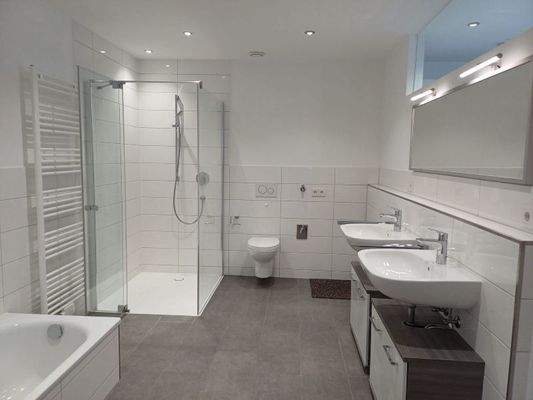 Bad mit Wanne und Dusche