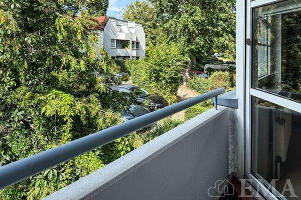 Blick vom Balkon zum Pkw-Stellplatz