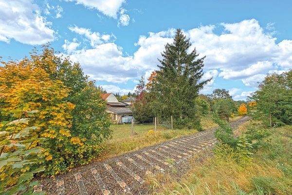 Grundstück mit benachbarter Drainsinenbahn