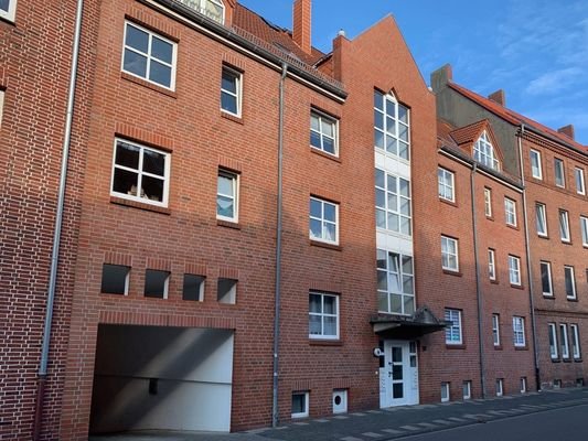 rückseitiges Haus mit Tiefgaragenzufahrt