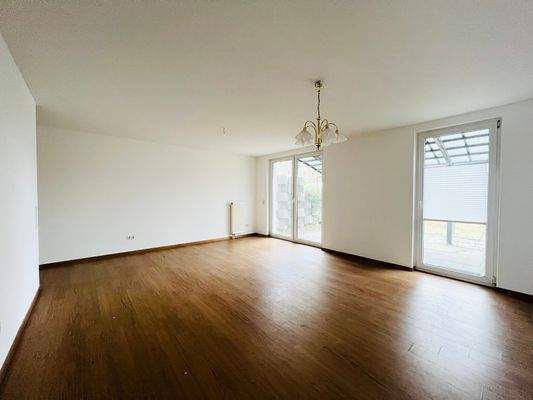 Wohnzimmer mit Terrassenzugängen