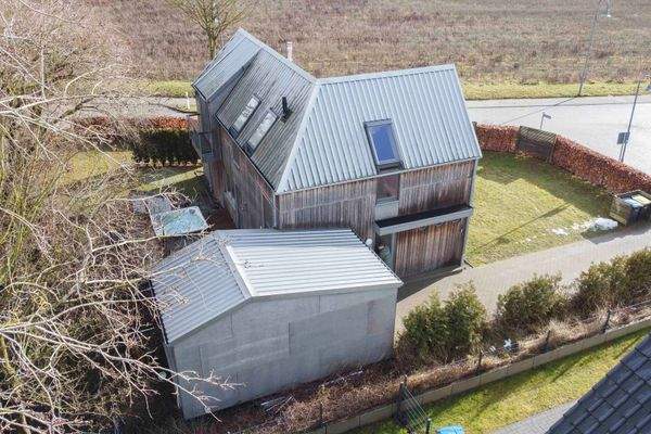 Auffahrt und Terrasse