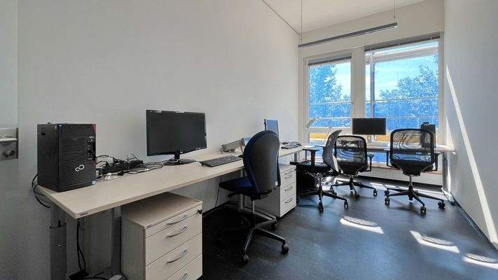 Kleinere Räume eignen sich für Kleingruppen, Einzel-Coachings oder als Lehrerbüros