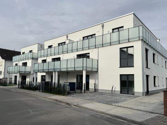 Seitenansicht mit Zufahrt zum Parkplatz