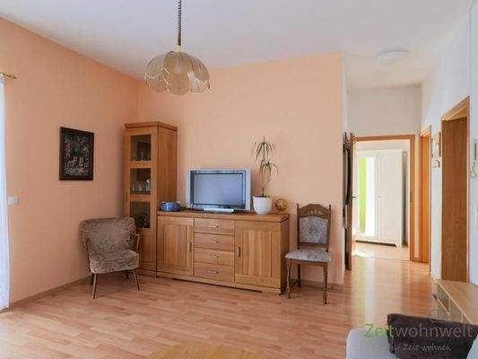 Blick zu Schrankwand und TV