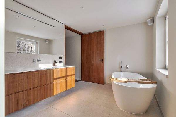 Spa-Atmosphäre in warmen Naturtönen