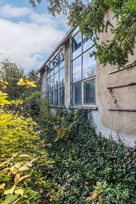 Große Fensterfront am Ateliertgebäude