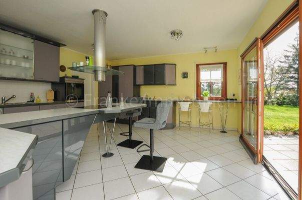 große Wohnküche mit Ausgang zum Garten