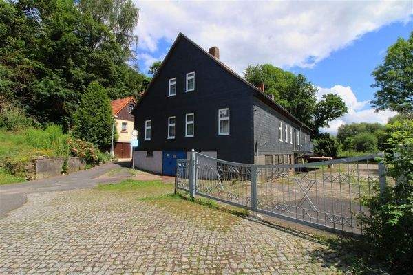 Ansicht mit Einfahrt