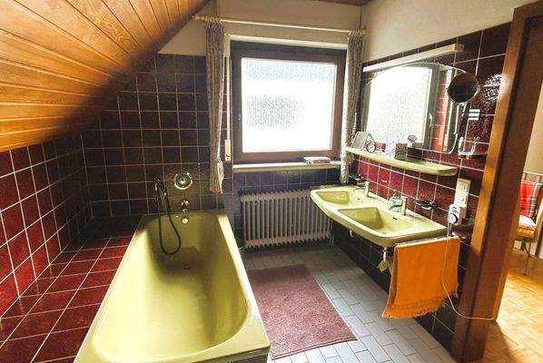 Tageslichtbad mit Wanne