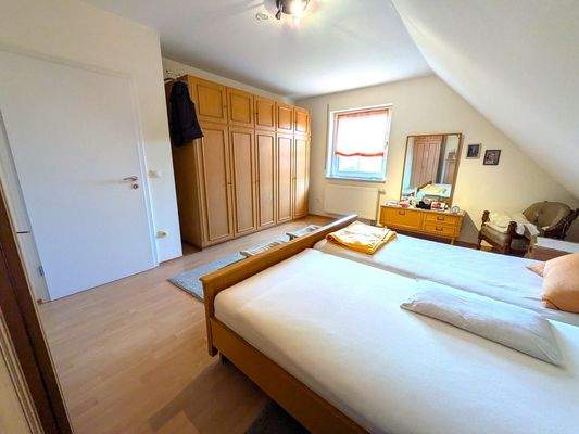 Auch für einen großen Wandschrank ist ausreichend Platz