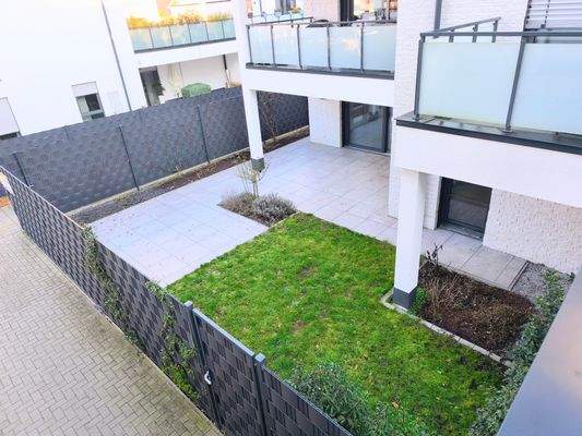 Privatgarten( mit teilweise überdachter) Terrasse(