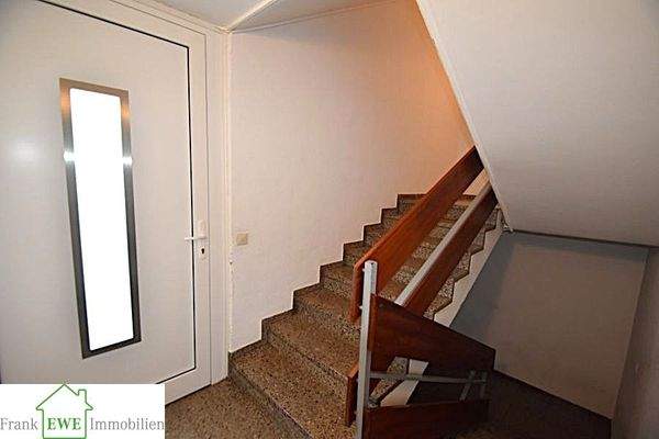 Hauseingang, Treppenhaus, Wohn- und Geschäftshaus zum Kauf in Düsseldorf Garath, Frank Ewe Immobilienmakler Düsseldorf
