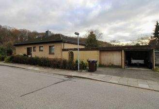 Straßenansicht mit Doppelgarage