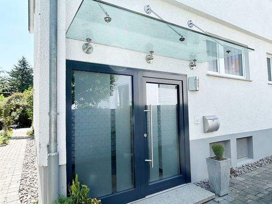 Eingang mit erneuerter Haustüre