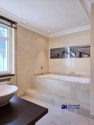 Badezimmer mit Dusche und Wanne EG