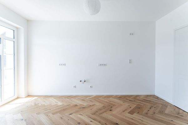 Wohnzimmer mit offener Küche