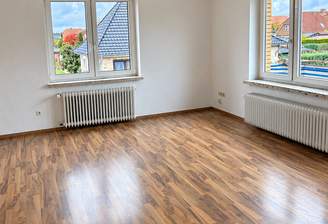 Heller leerer Raum mit zwei Fenstern