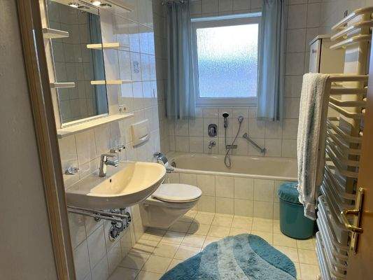 Bad mit Fenster und...