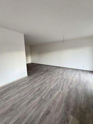 Wohnzimmer mit offener Küche