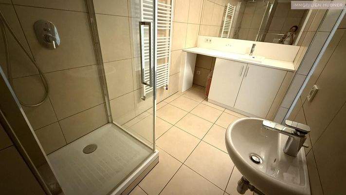 Bad mit Dusche und WC