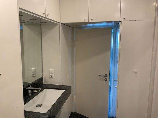 Bad mit Einbauschränken